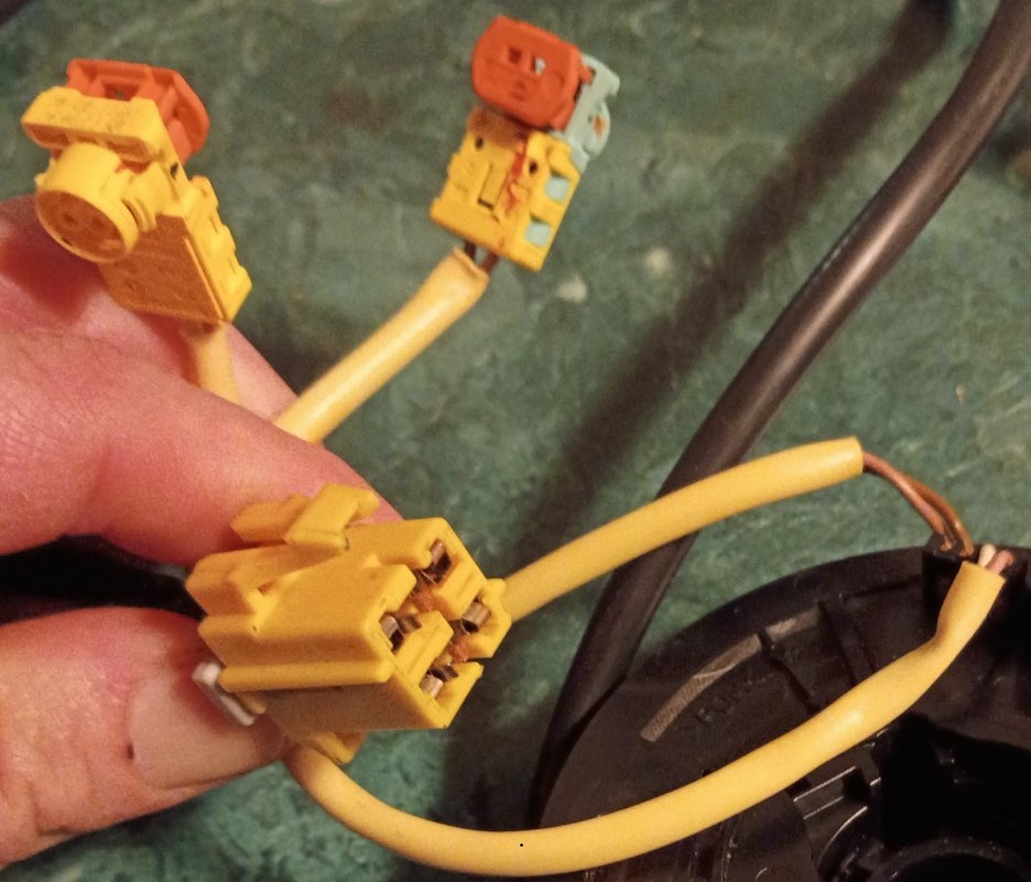 The clock spring connector with three plugs
